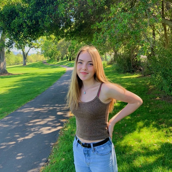 Meet your Posher, Ashleigh!🌱🦋💫🥑 - Picture 2 of 5